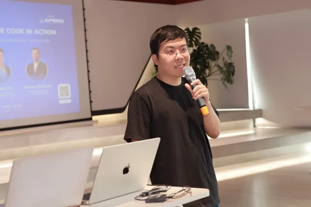 Daniel with a microphone and a laptop, presenting a session titled Claude Code in action